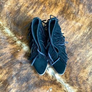 Black faux suede fringe booties sz 8